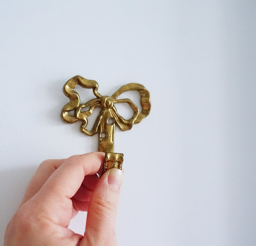 Set of four bow wall hooks