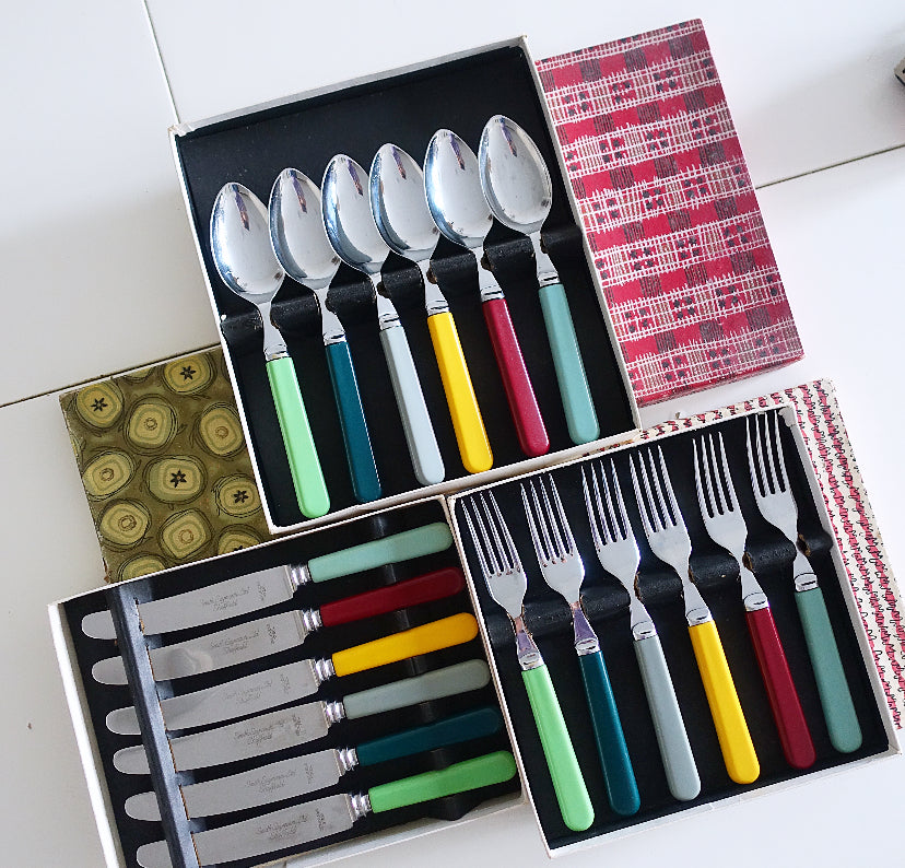 18 piece coloured handled cutlery set
