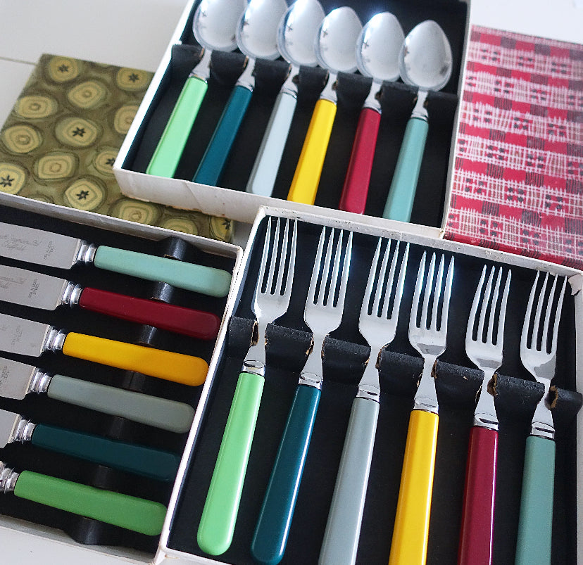 18 piece coloured handled cutlery set