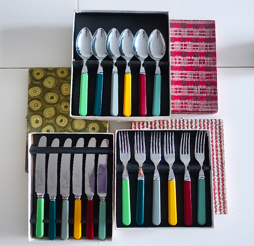 18 piece coloured handled cutlery set