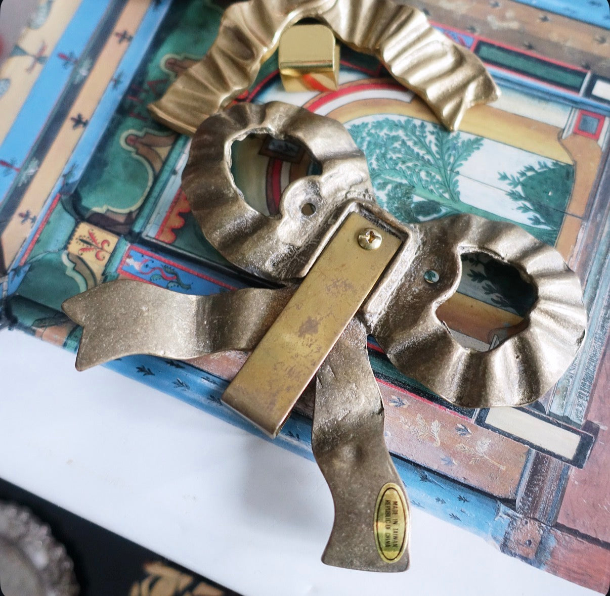 Brass bow wall hooks