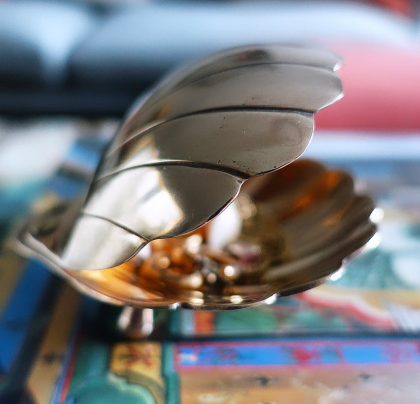 HOLLYWOOD REGENCY BRASS CLAM SHELL DISH