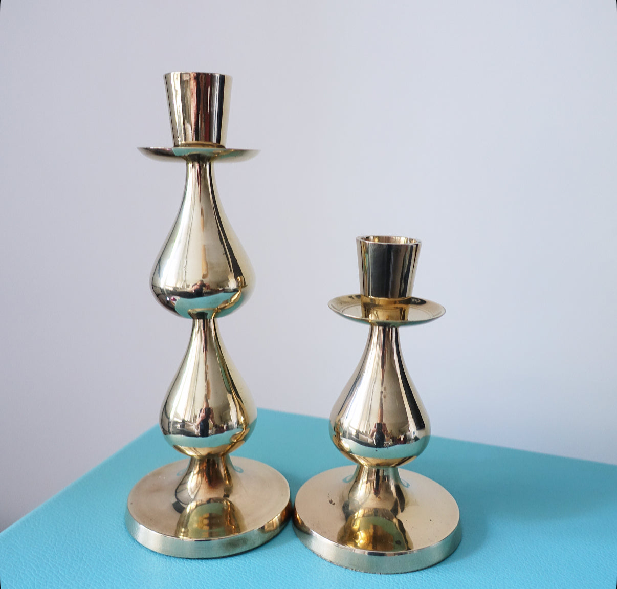 Brass teardrop candle holder set