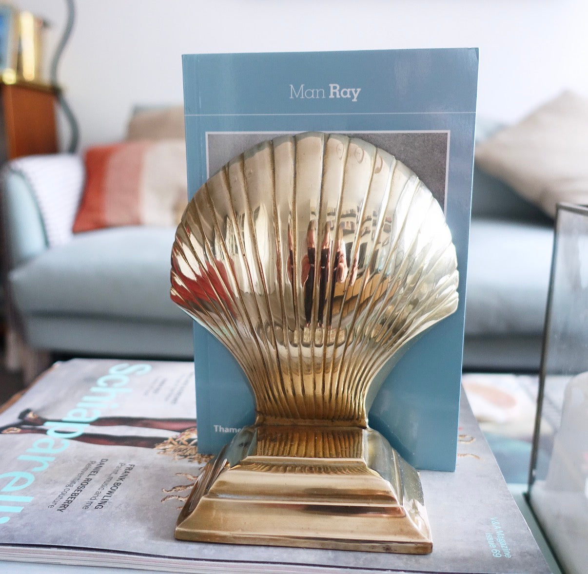 Single scallop shell bookend