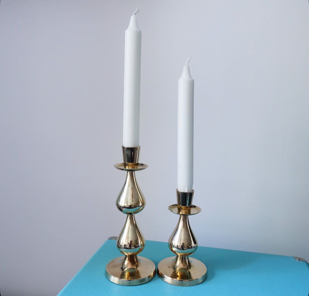 Brass teardrop candle holder set