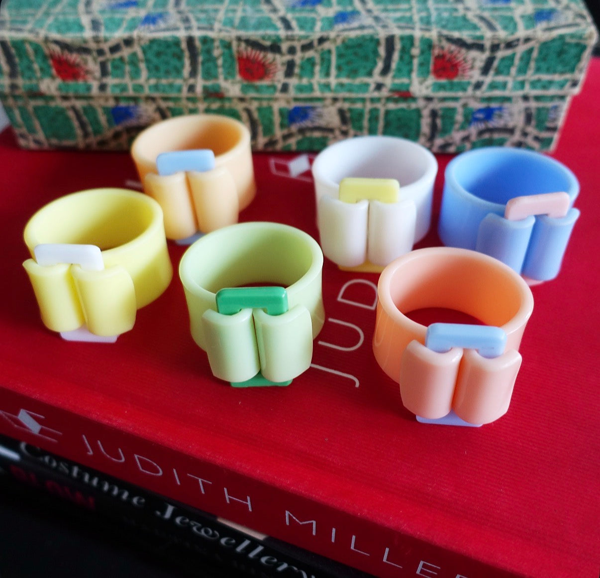 Bakelite buckle napkin ring set