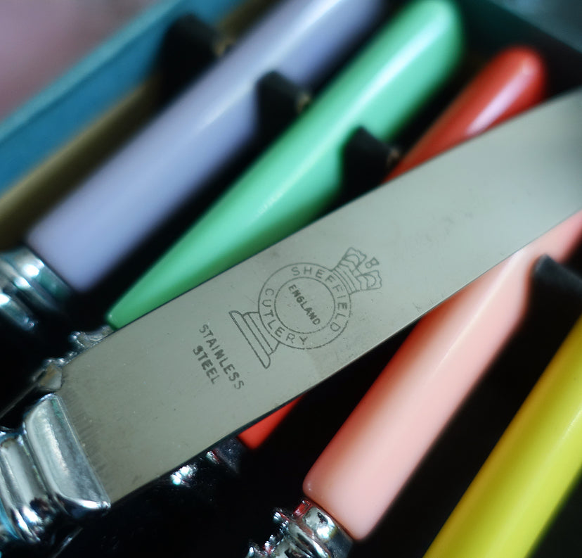 Rainbow dinner knife set