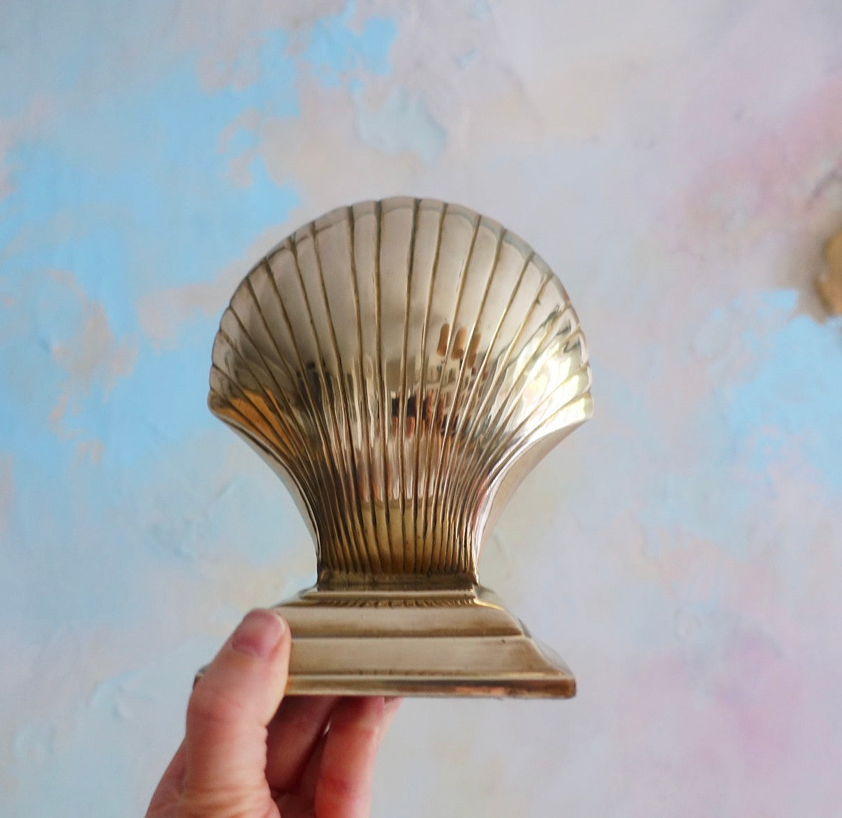 Single scallop shell bookend