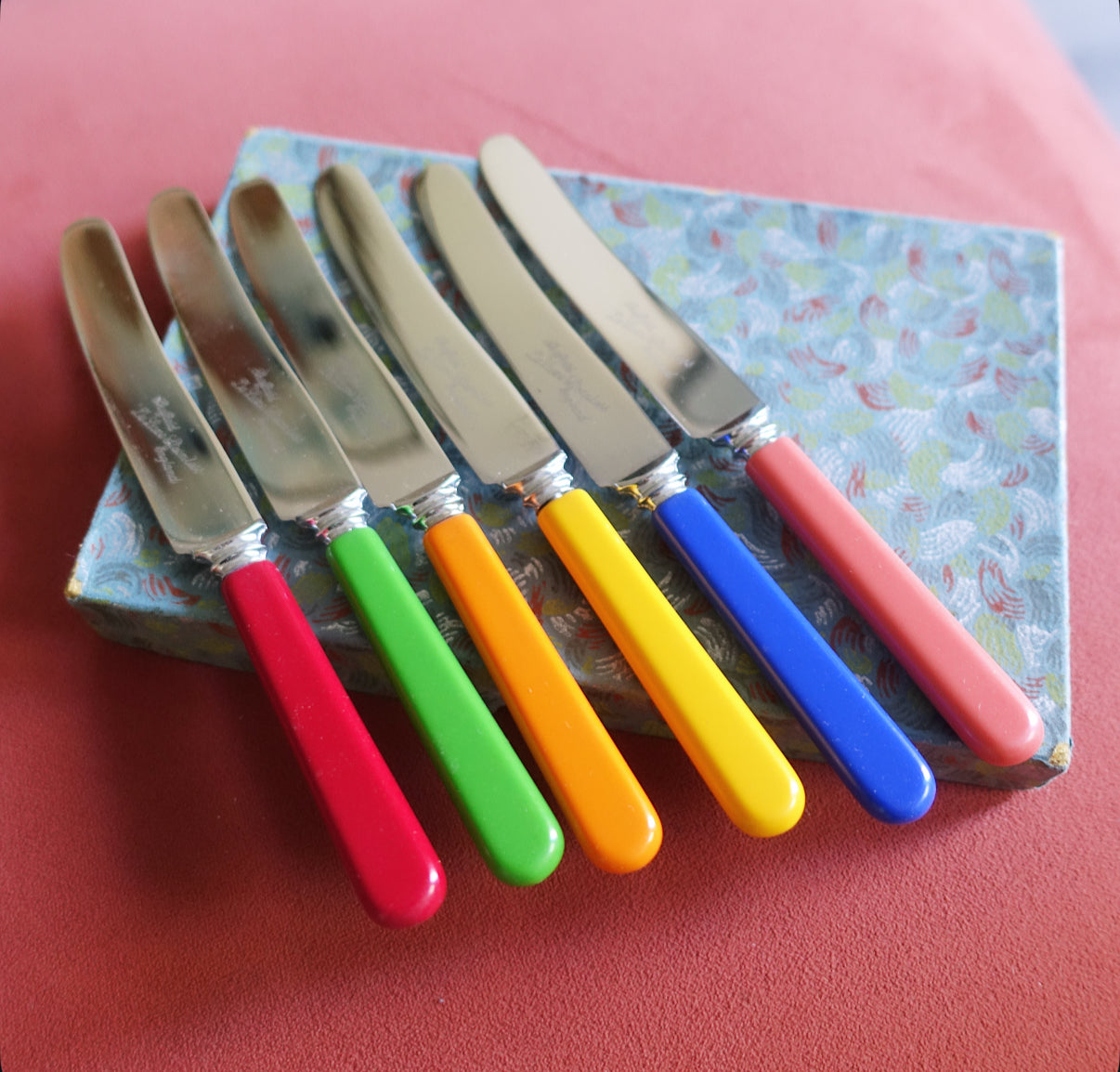 Rainbow tea knife set