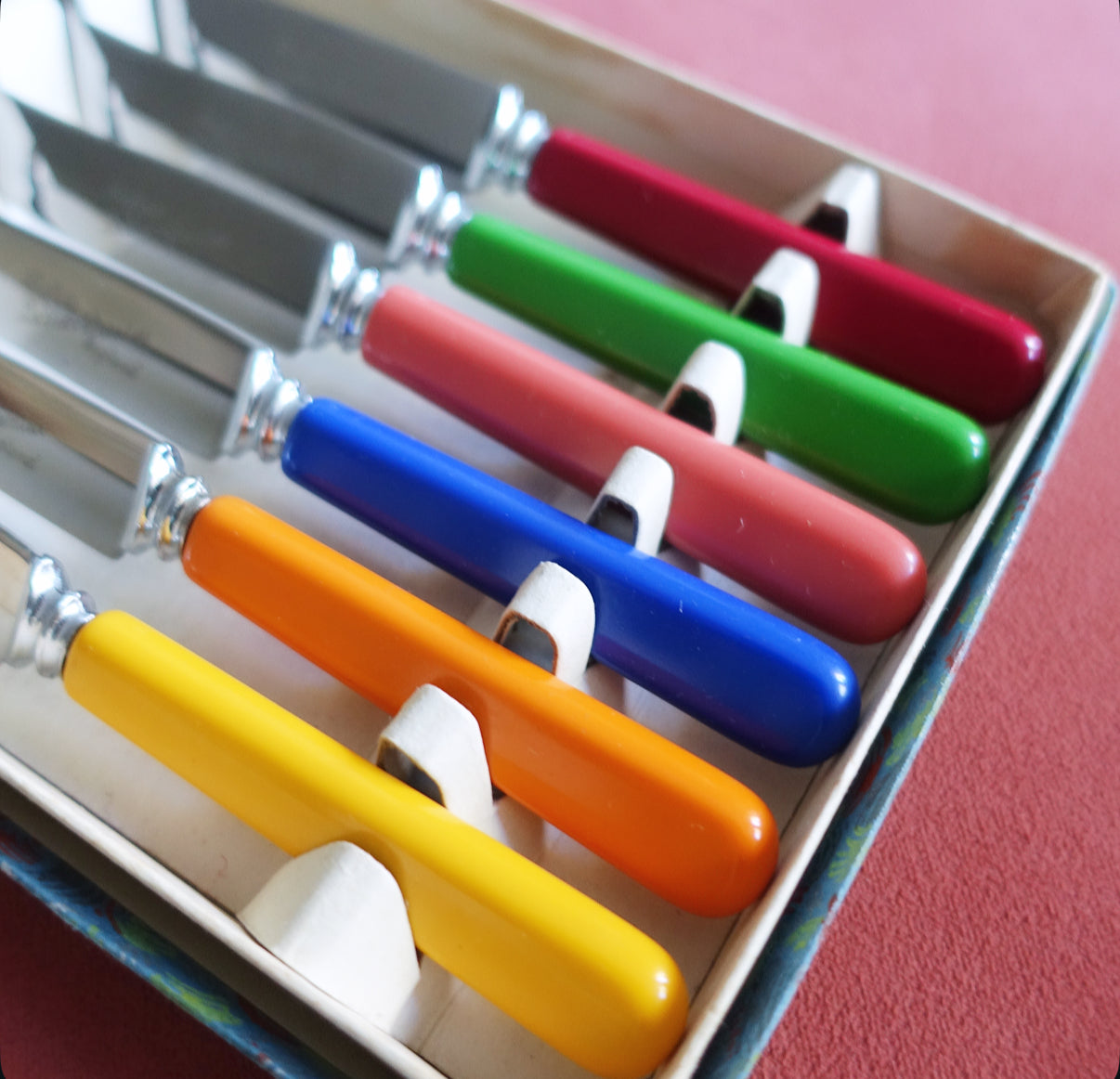 Rainbow tea knife set