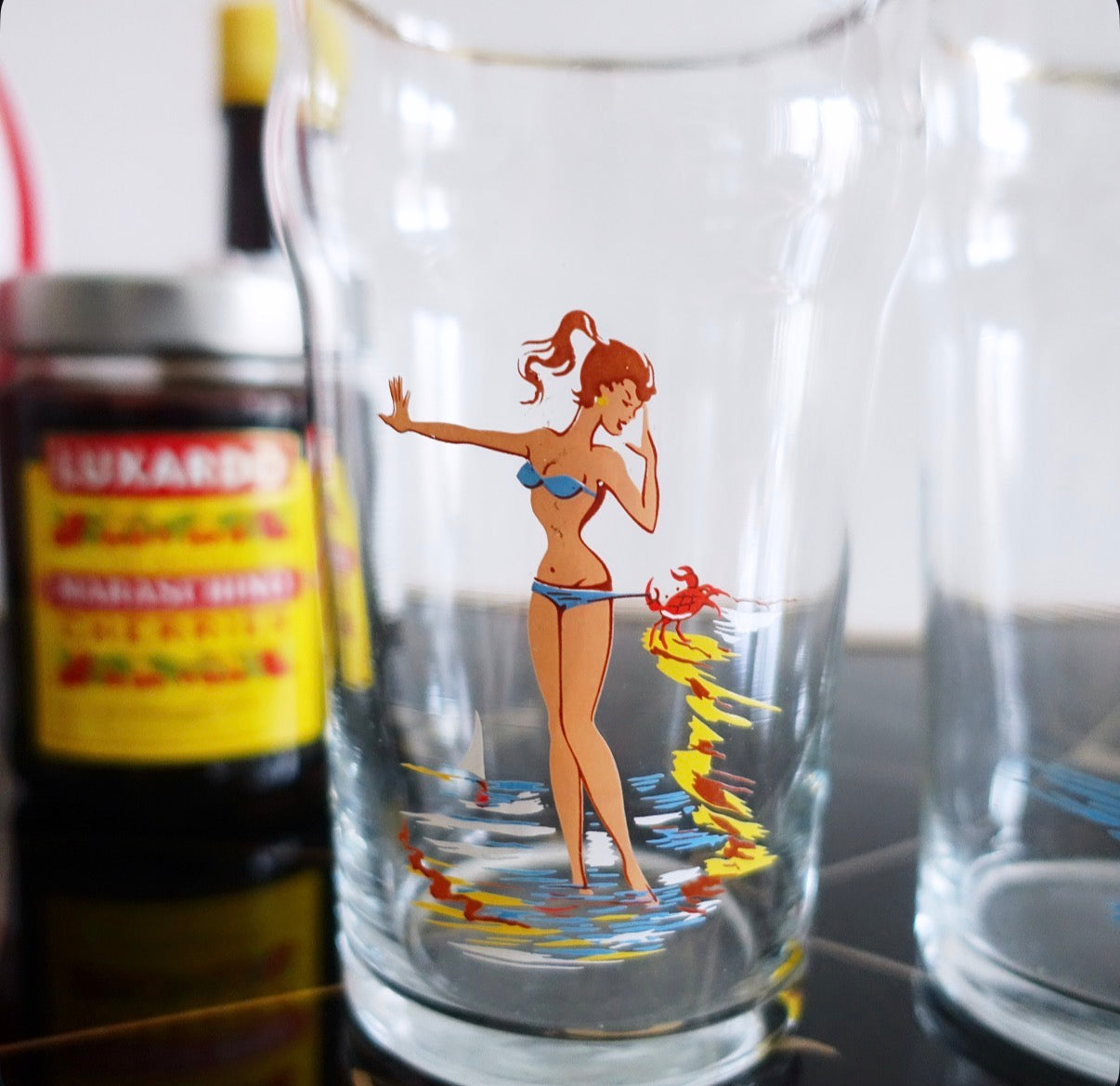 Pin-up girl glasses set