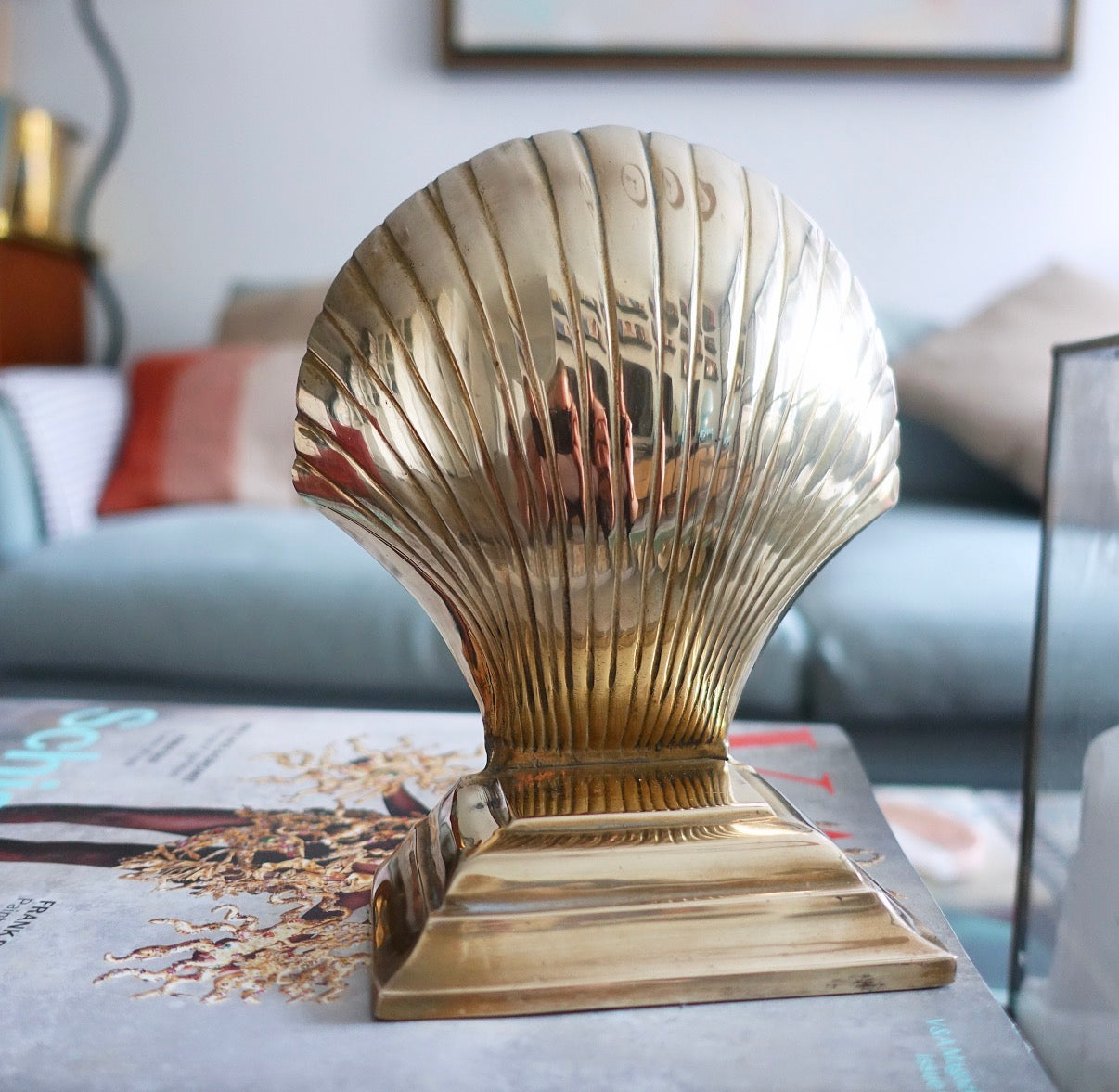 Single scallop shell bookend