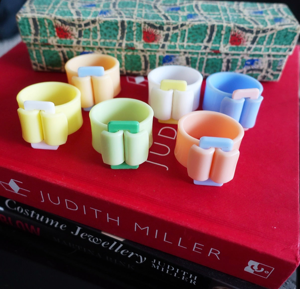 Bakelite buckle napkin ring set